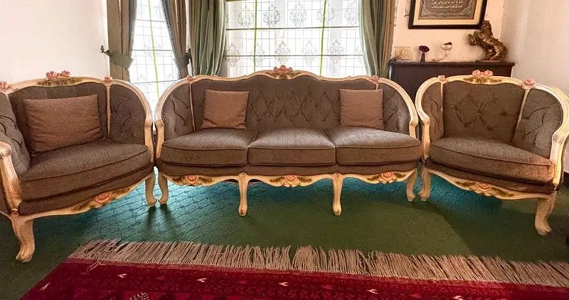 2 classic Sofa sets as good as new. 7 seater and 5 seater sofa