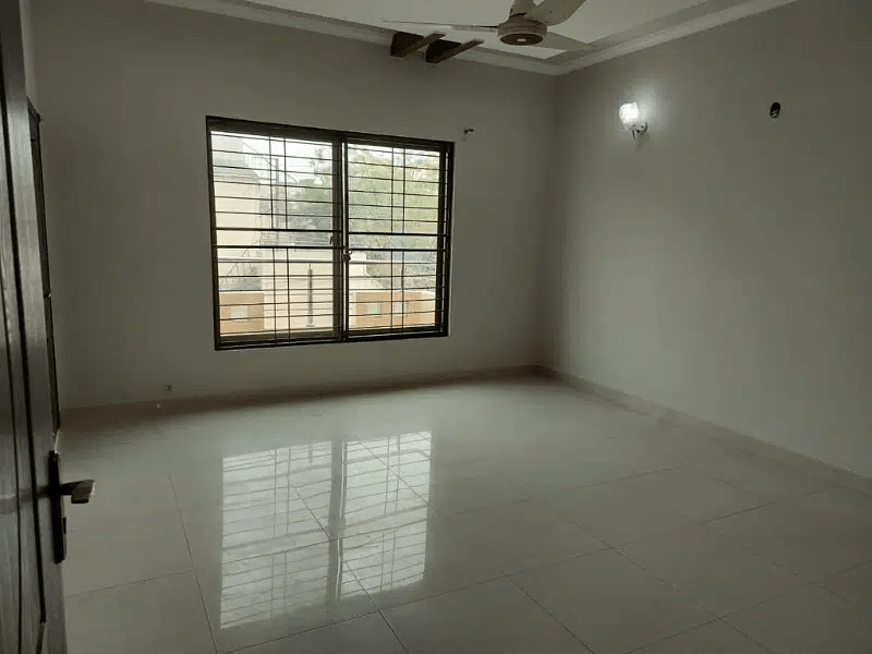 10 Marla Luxury beautiful house for sale in wapda town phase
