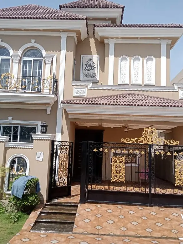 10 Marla House Available For Sale In Paragon City Lahore