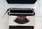 Typewriter Silver Reed SR-200 Portable Model (Made in Japan)