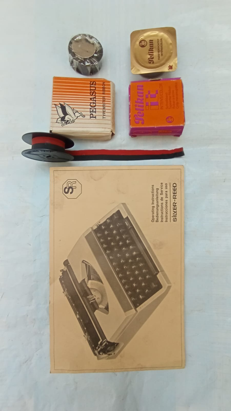 Typewriter Silver Reed SR-200 Portable Model (Made in Japan)