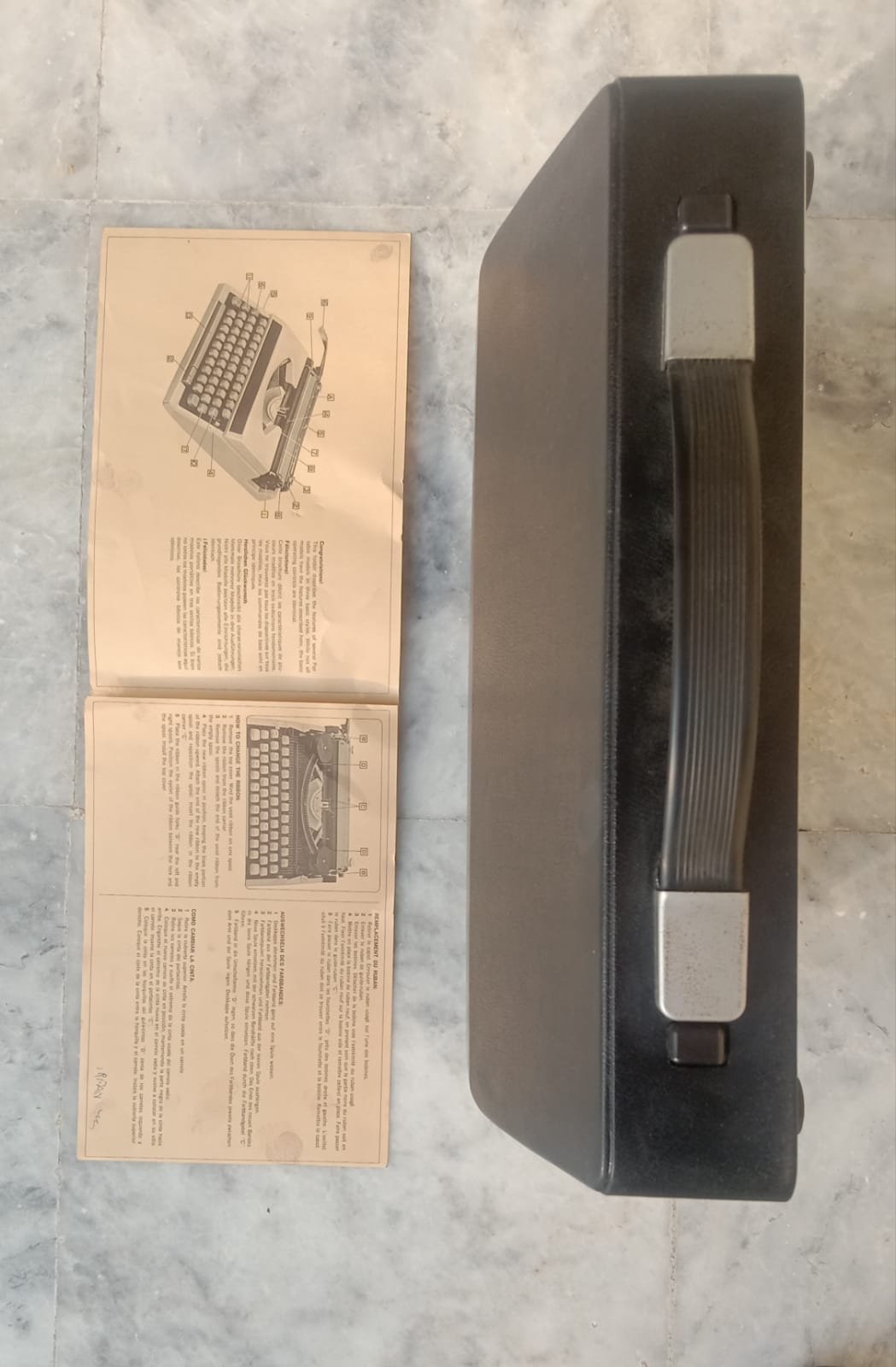 Typewriter Silver Reed SR-200 Portable Model (Made in Japan)