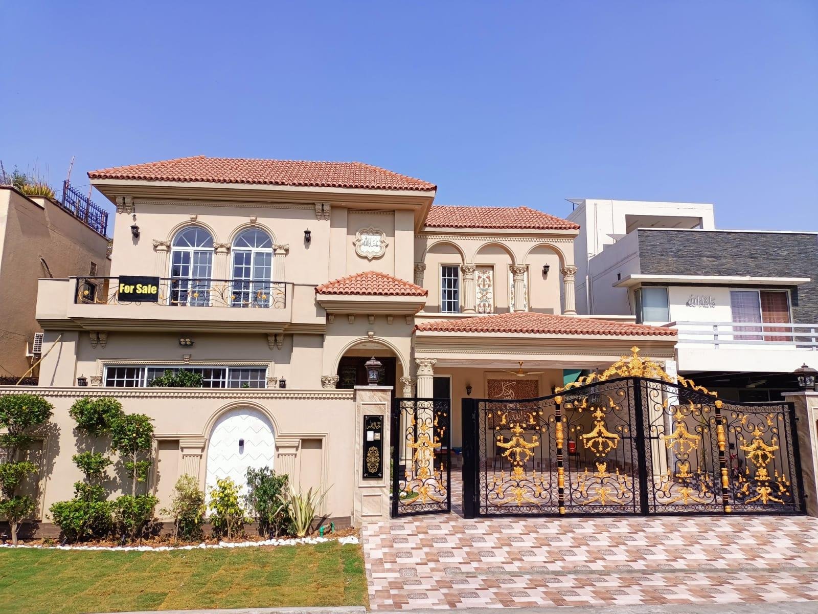 super hot Location 1 kanal house for sale