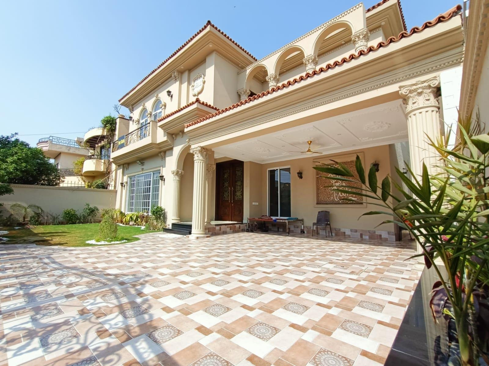 super hot Location 1 kanal house for sale