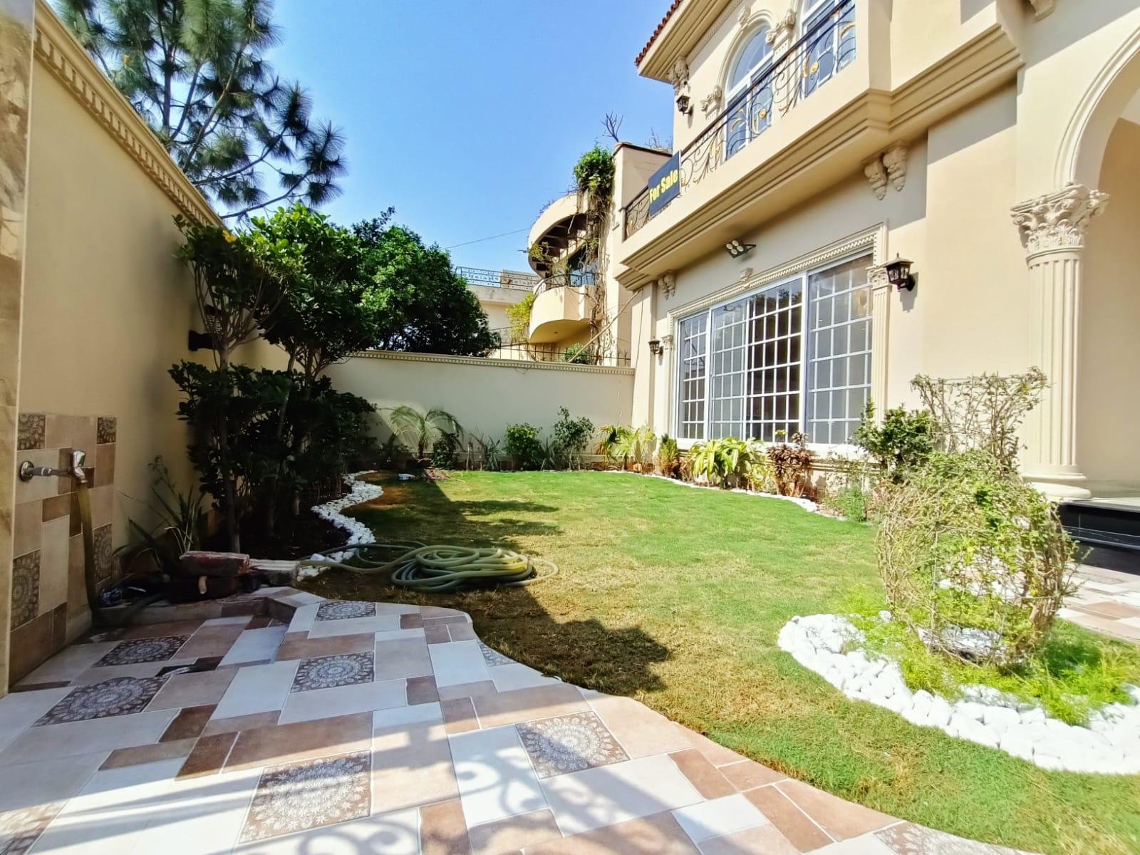 super hot Location 1 kanal house for sale