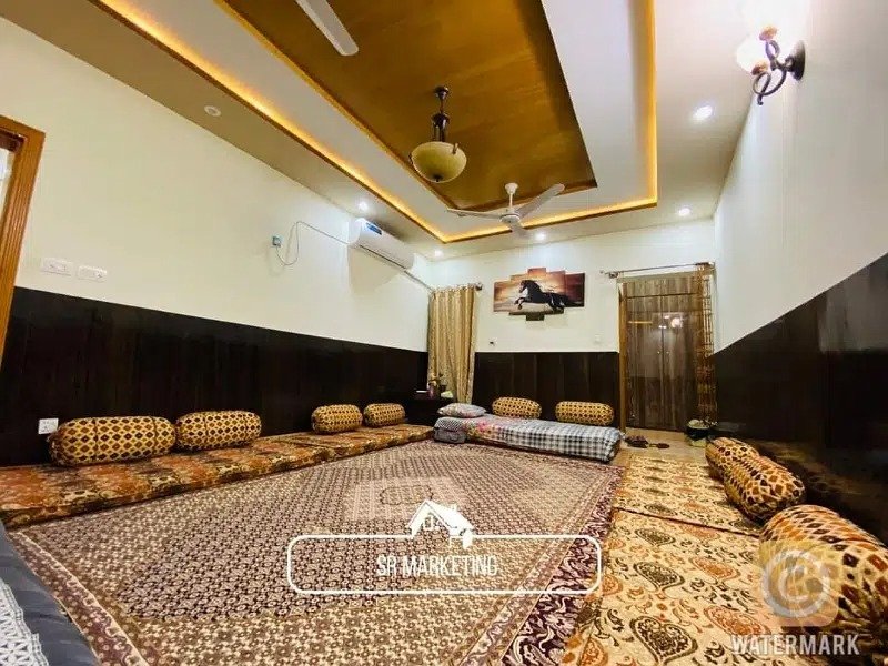 Prime location 8 Marla house available for sale