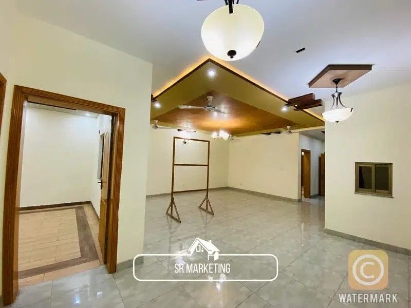 Prime location 8 Marla house available for sale