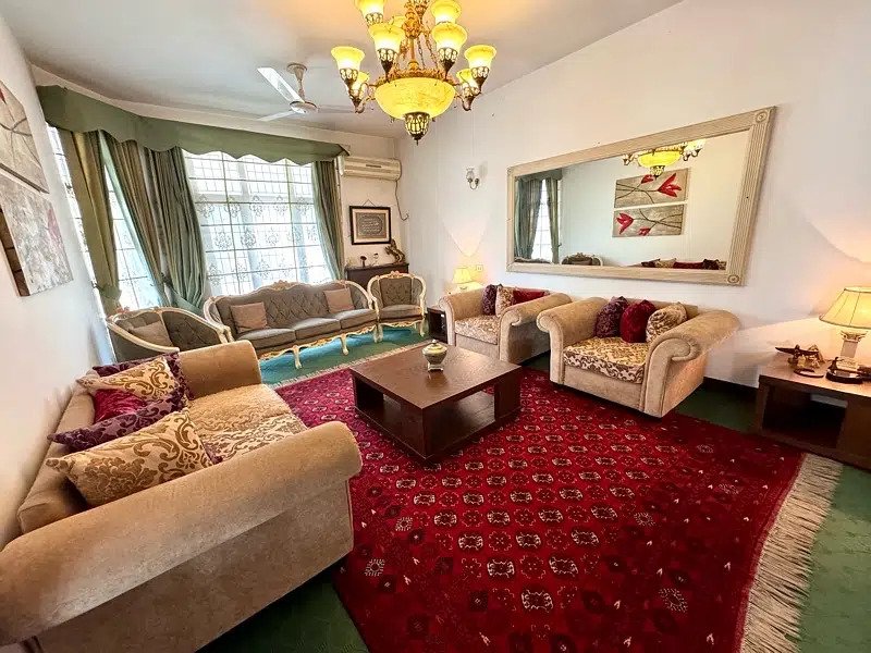 2 classic Sofa sets as good as new. 7 seater and 5 seater sofa