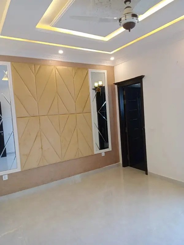 10 Marla House Available For Sale In Paragon City Lahore