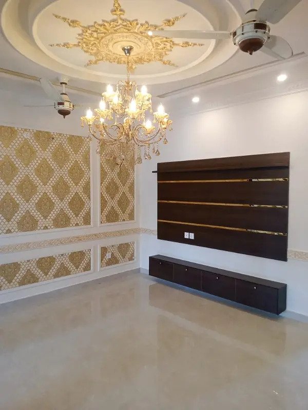 10 Marla House Available For Sale In Paragon City Lahore