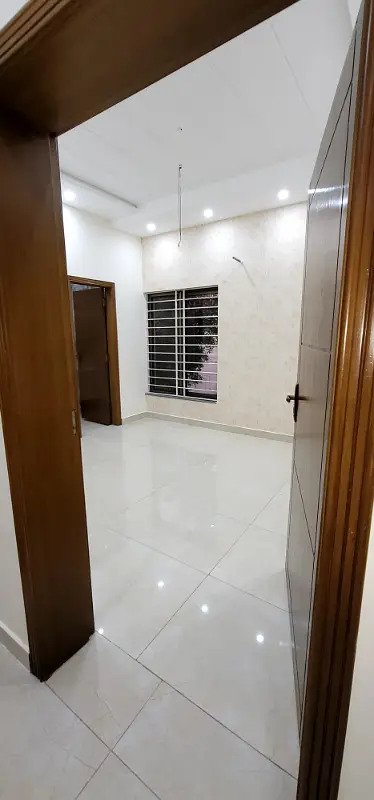 5 MARLA BRAND NEW HOUSE AVAILABLE FOR RENT