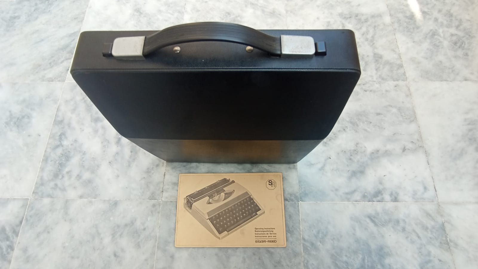 Typewriter Silver Reed SR-200 Portable Model (Made in Japan)